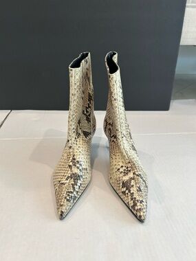 Schultz Delia Snake-Print Pointed Toe Ankle Boots Bootie - size 5